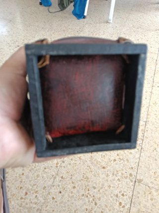 Tarro antiguo de bambú con inscripciones