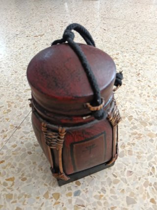 Tarro antiguo de bambú con inscripciones