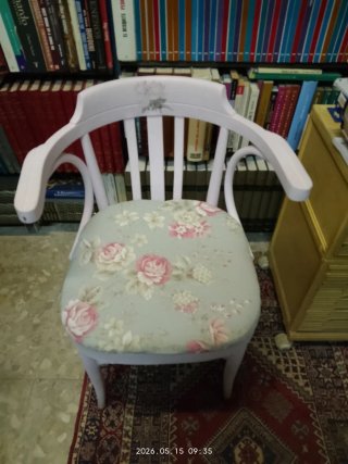 Silla antigua de madera con tapizado floral
