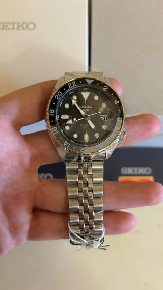 Reloj Seiko 5 Sports GMT Acero Gris Dorado