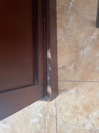 Cómoda de madera maciza con gran espacio.