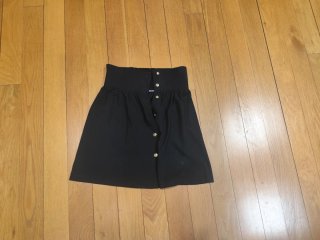 Falda corta negra botones dorados Zara