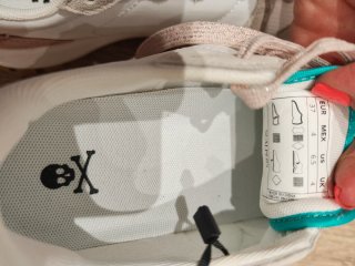 Zapatillas Blancas y Rosas con Calavera