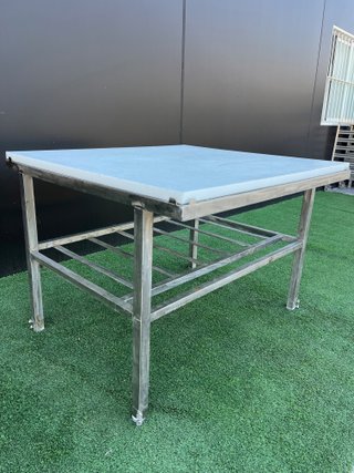 Mesa cuadrada con sobre de plástico