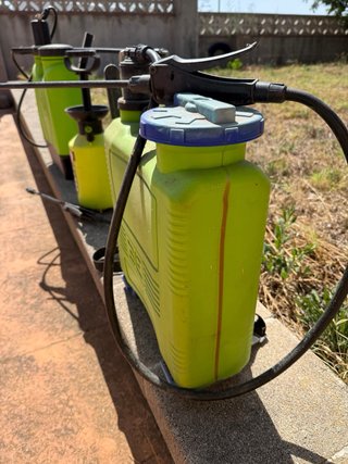 2 Pulverizadores mochila 14 y 12 l. y otro manual