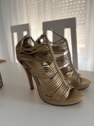 Sandalias de tacón doradas con tiras