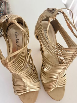 Sandalias de tacón doradas con tiras