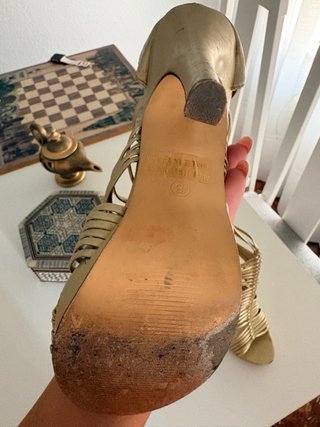 Sandalias de tacón doradas con tiras