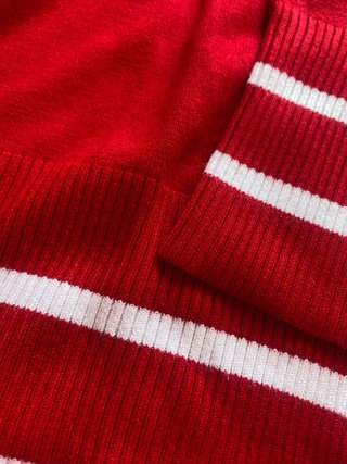 Camiseta fina de punto roja con rayas blancas