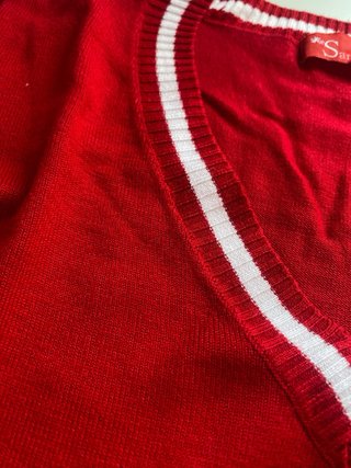 Camiseta fina de punto roja con rayas blancas