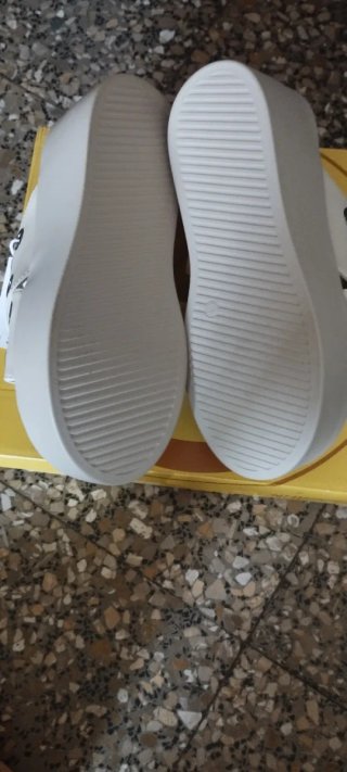 Sandalias Merkal Blancas con Tachuelas