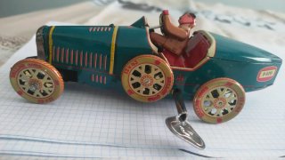 Coche de hojalata Payá con llave original