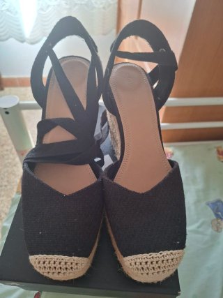 Sandalias cuña Stradivarius negras
