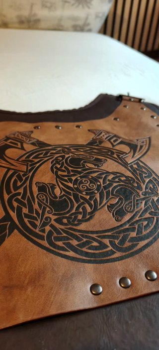 Peto Vikingo Marrón con Diseño