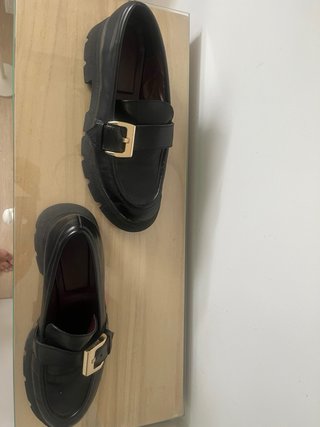 Mocasines negros hebilla dorada talla 39