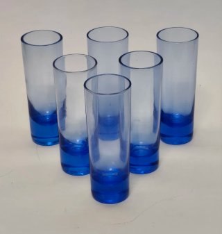 Vasos de chupito azules y transparentes