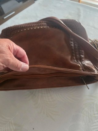 Bolso de piel marrón con flecos