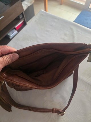 Bolso de piel marrón con flecos