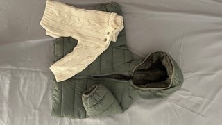 Chaqueta verde 12 meses   y jersey punto beige