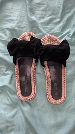 Sandalias con lazo negro
