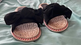 Sandalias con lazo negro