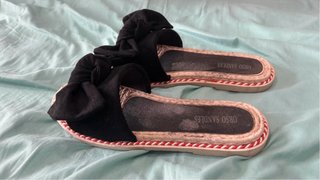 Sandalias con lazo negro