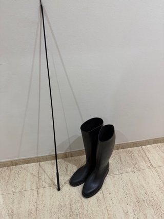 Botas de montar y fusta negras