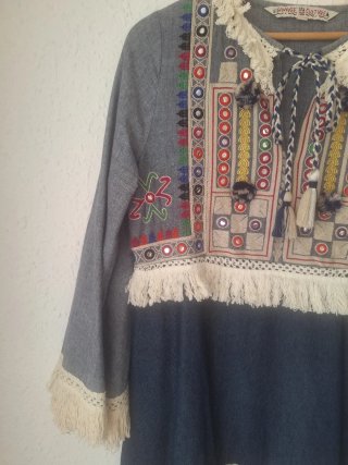 Vestido vaquero bordado y con espejos
