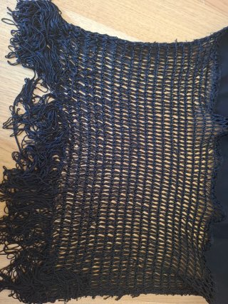 Chal negro con detalles de encaje