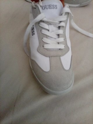 Zapatillas Guess Grises y Blancas