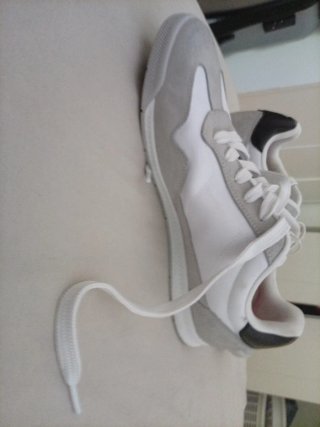 Zapatillas Guess Grises y Blancas