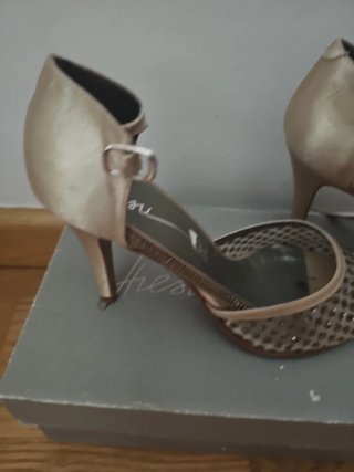 Zapatos de fiesta jhesu dorados y plateados
