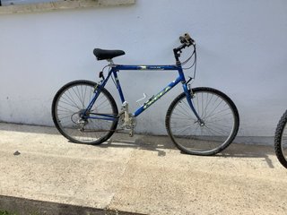 Bicicleta de montaña azul