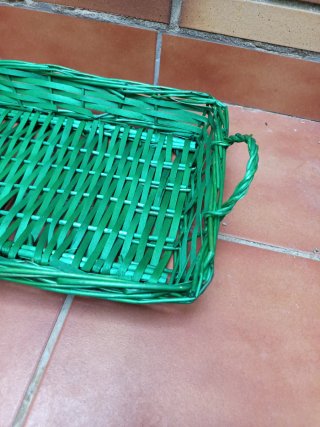 Cesta de mimbre verde con asas