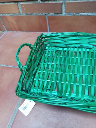 Cesta de mimbre verde con asas