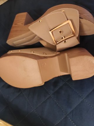 Sandalias cuña doradas y beige