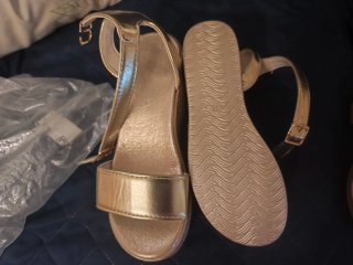 Sandalias cuña doradas y beige