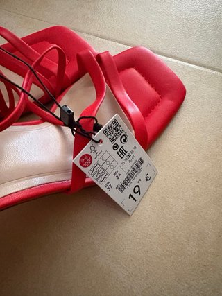 Sandalias rojas tacón cuadrado