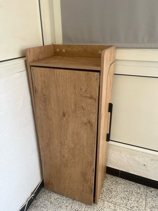 Mesa plegable alta con estantería
