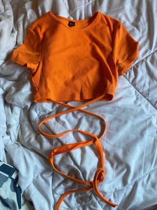 Top naranja con cuerdas