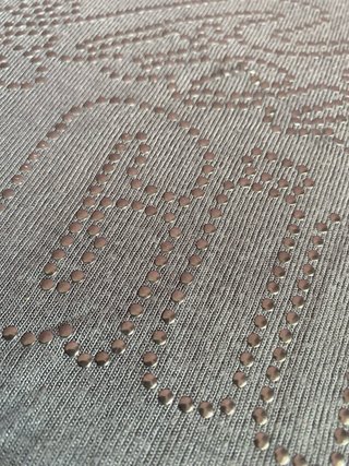 Camiseta gris con pedrería