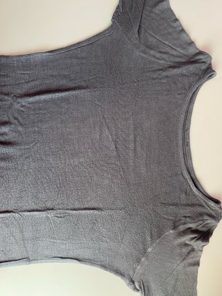 Camiseta gris con pedrería