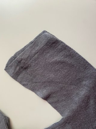 Camiseta gris con pedrería