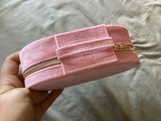 Joyería rosa con inicial V