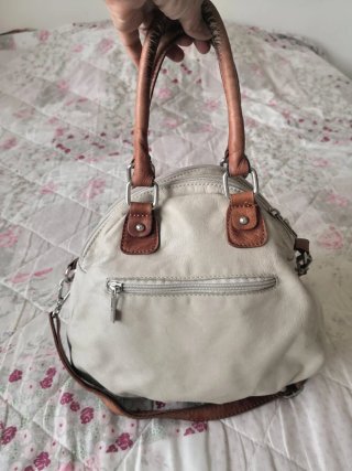Bolso de piel beige con detalles marrones