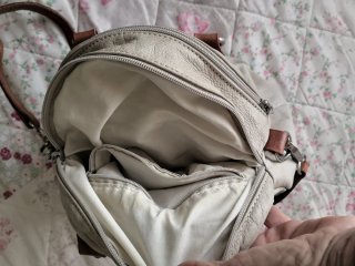 Bolso de piel beige con detalles marrones