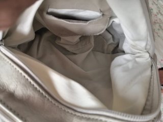 Bolso de piel beige con detalles marrones