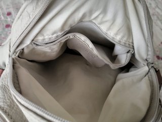 Bolso de piel beige con detalles marrones