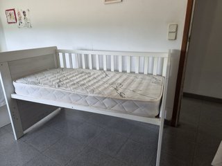 Cuna convertible en cama con colchón