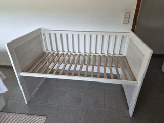 Cuna convertible en cama con colchón